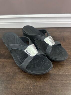 Crocs Sanrah Hammered Metal Wedge Sandals